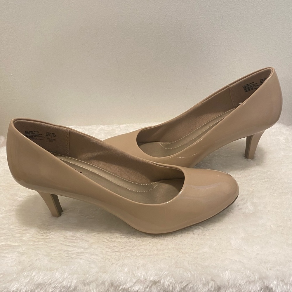 Comfort Plus by PREDICTIONS Cream Colored 3-inch Heels Sized 8.5